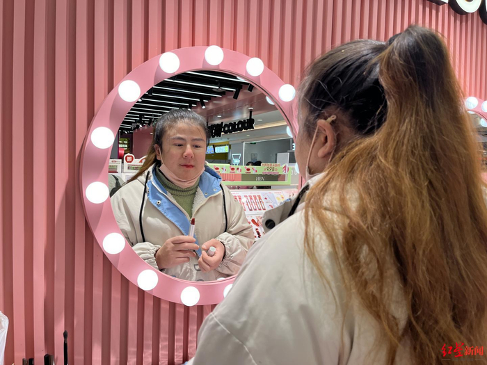 ▲王梓淇逛美妆店