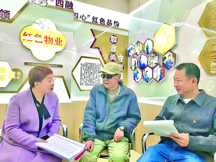 海德堡小区物业工作人员了解群众诉求。西宁市城中区委宣传部供图