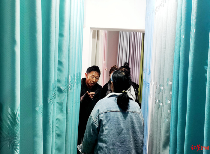 ▲倪太高陪着女儿们选窗帘