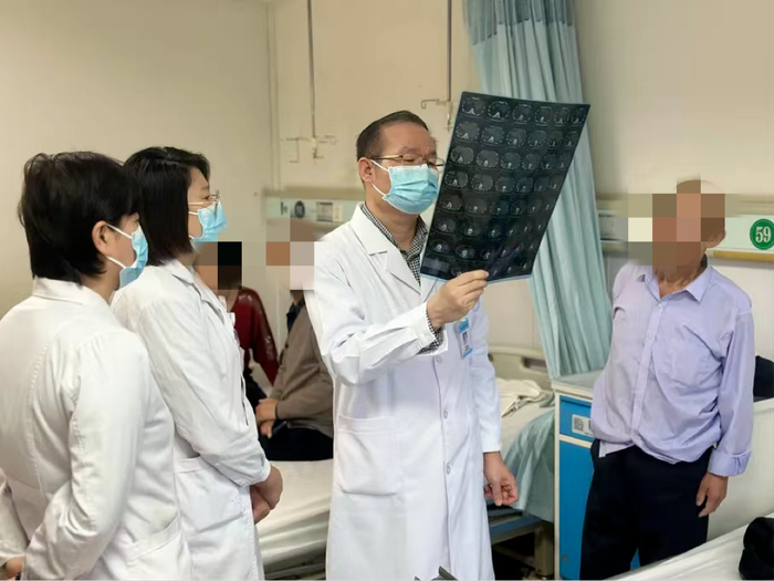 ▲麦海强教授正在查房/受访者供图