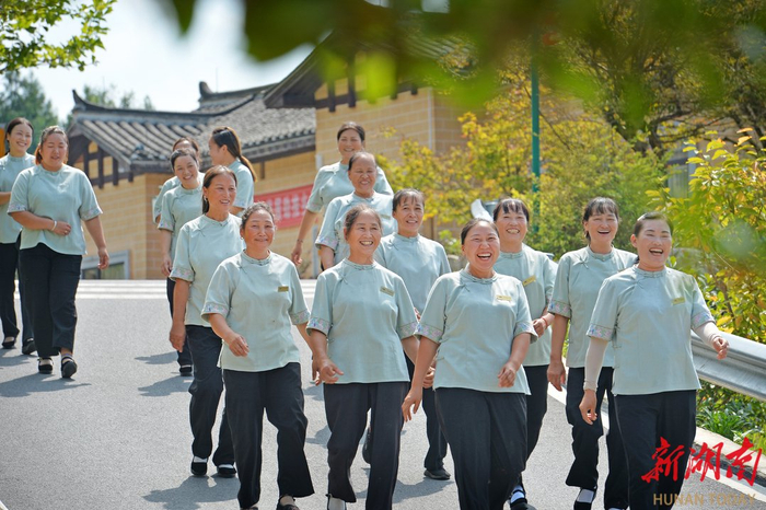 凤凰县麻冲乡竹山村，家门口就业的村民喜笑颜开去上班。湖南日报全媒体记者 李健 摄