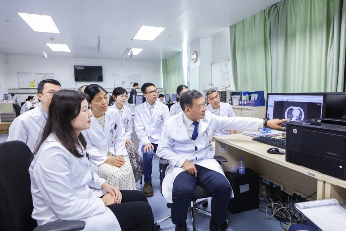 ▲徐瑞华教授与中山大学肿瘤防治中心团队/受访者供图