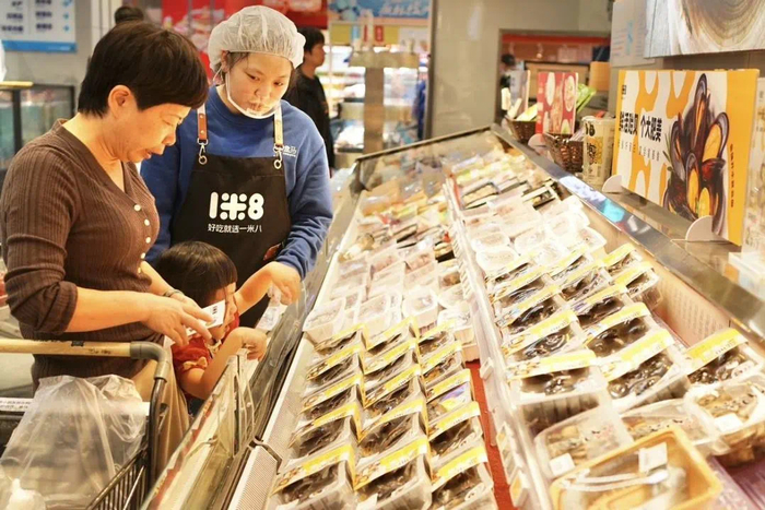 图/消费者在盒马选购一米八鲜活贻贝。