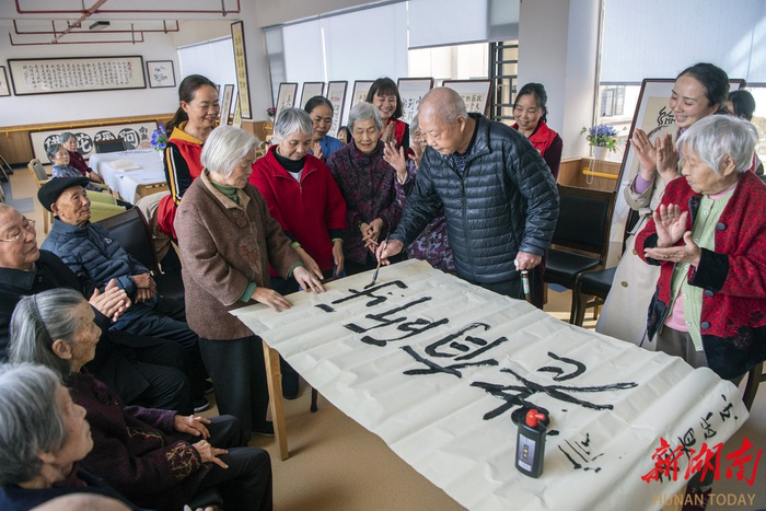 双峰县益寿苑康养中心，老人在练习书法。湖南日报全媒体记者 李健 摄