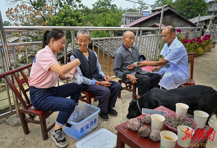 张家界市武陵源区索溪峪街道田富村,“医保快递员”曹文艳为村民送去药品和医保服务。湖南日报全媒体记者 郭立亮 摄