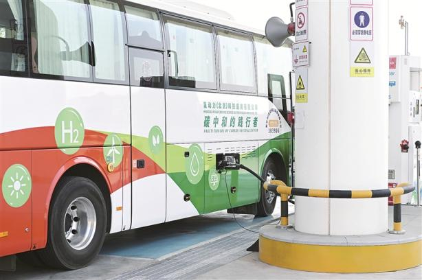 大巴车在北京大兴国际氢能示范区的全球日加氢量最大的加氢站加氢。中新社记者 田雨昊 摄