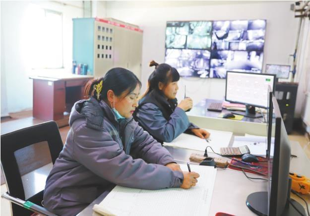         阜新建兴金属有限公司车间控制室工作人员正在监控生产过程。    本报特约记者  姜  楠　　摄