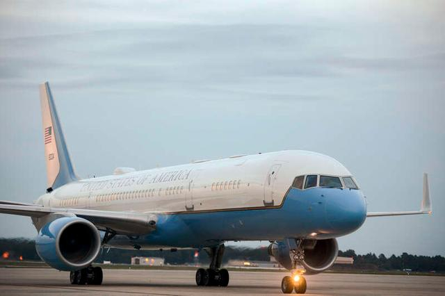 除了蓝白相间的涂装，C-32的外观与波音757差别很小。 图片来源 美国空军