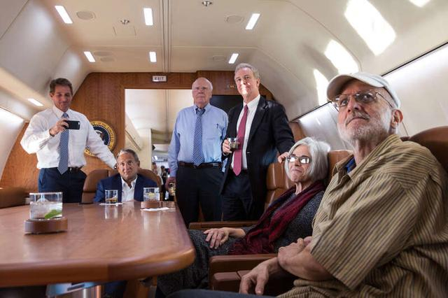 这张照片展示了C-32机舱内的会议室。 图片来源 美国白宫