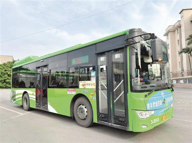 广西壮族自治区柳州市街头的新能源“嗍粉公交车”。郭雪梅 摄