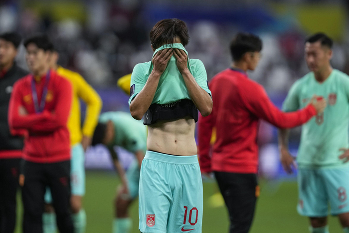 国足输球，国足将士赛后失落谢场 图据视觉中国