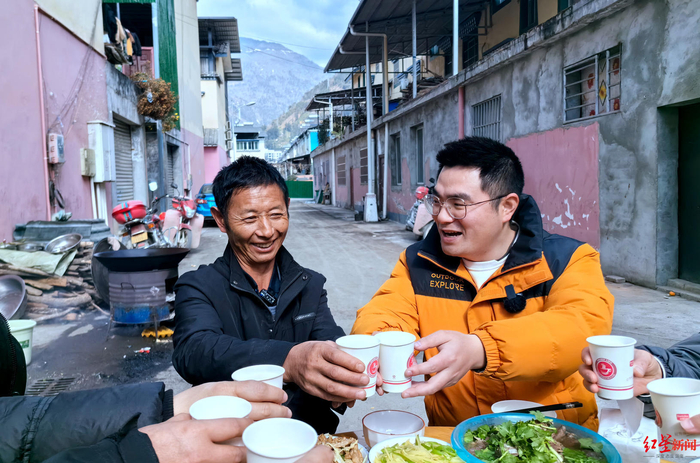 ▲甘宇（左）祝福倪太高乔迁新居