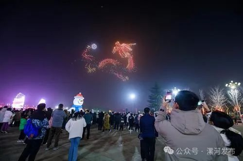 ▲无人机表演。漯河日报全媒体记者 杨光 摄