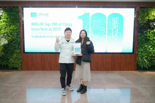 盈信前端工程师余月朋、产品经理黄金玲领奖现场