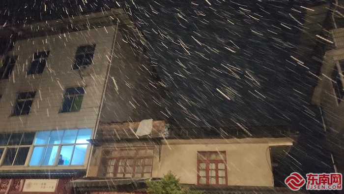 22日晚，永泰空中飘下雪花。 中共永泰县委宣传部供图