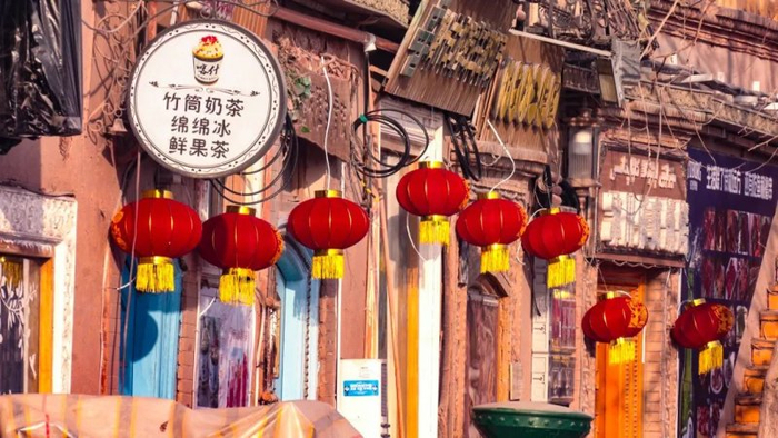 喀什古城景区印象一条街。喀什市融媒体中心记者 依力哈尔江摄