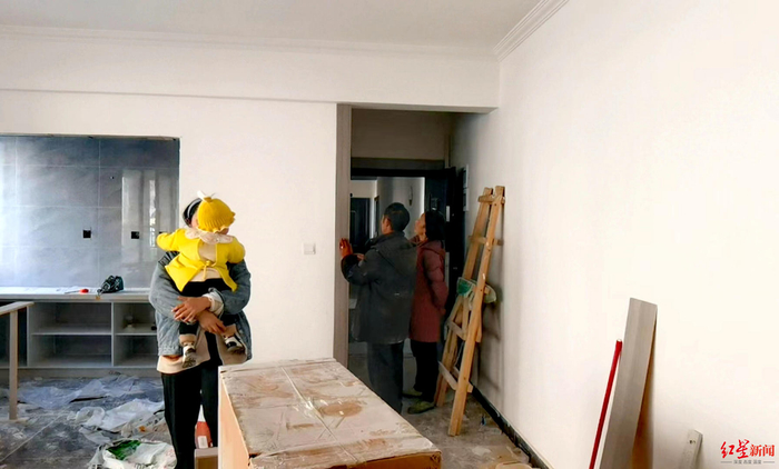 ▲倪太高和家人查看新房的装修情况