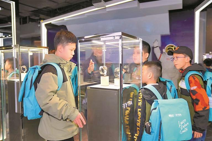 研学旅行团的小朋友们被飞亚达的腕表吸引。