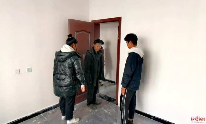 ▲倪太高和儿女们在新家看房