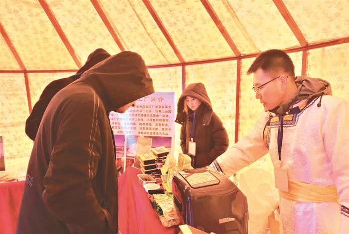     蝗虫食品参加展销会。