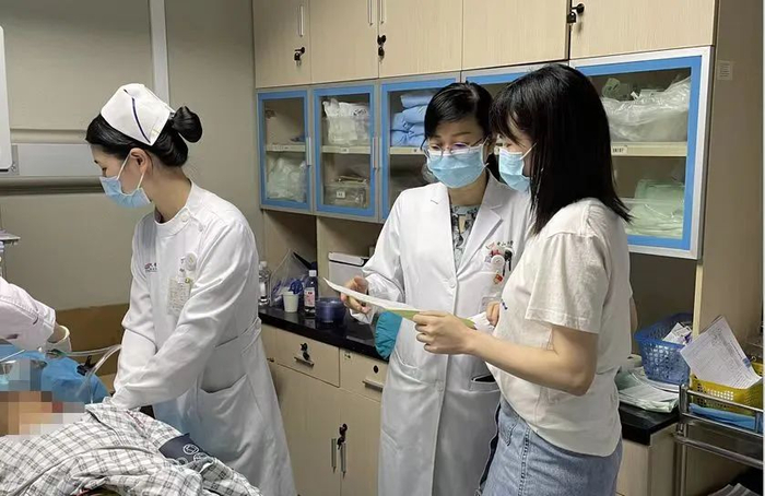 ▲陈秋燕教授正在与患者家属交流/受访者供图