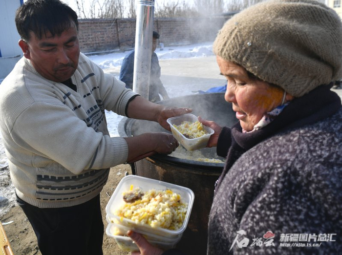1月23日，乌什县亚曼苏柯尔克孜族乡喀拉苏村的村民吃上热气腾腾的抓饭。