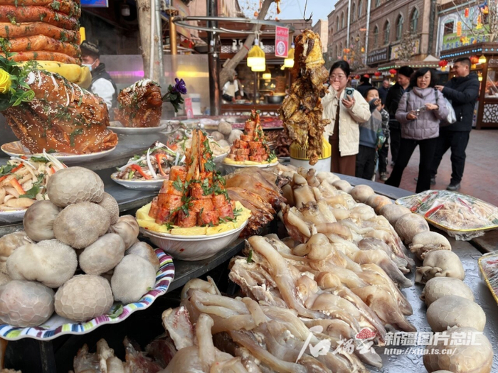 1月20日，游客在位于喀什古城景区的汗巴扎美食街游览。石榴云/新疆日报记者 约提克尔·尼加提摄