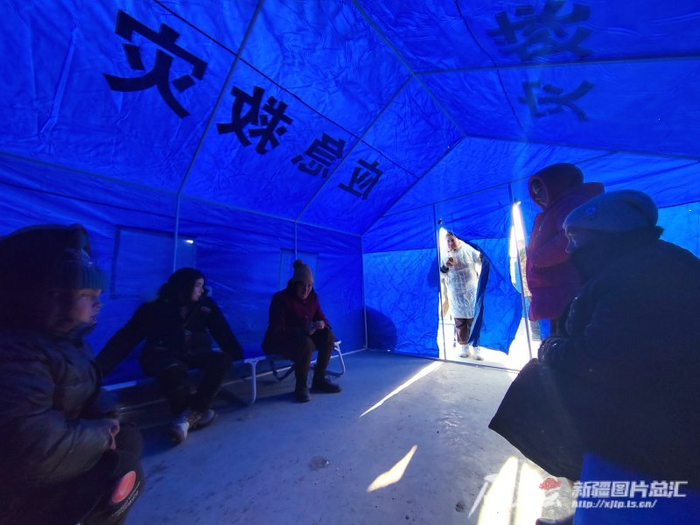 1月23，在乌什县亚曼苏柯尔克孜族乡喀拉苏村安置点，村民们在帐篷内休息。