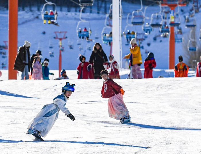 2023年12月23日，小朋友在丝绸之路山地度假区滑雪。石榴云/新疆日报记者 周鹏摄