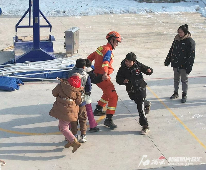 1月23日，在乌什县亚曼苏柯尔克孜族乡喀拉苏村安置点，小朋友们和消防员做游戏。