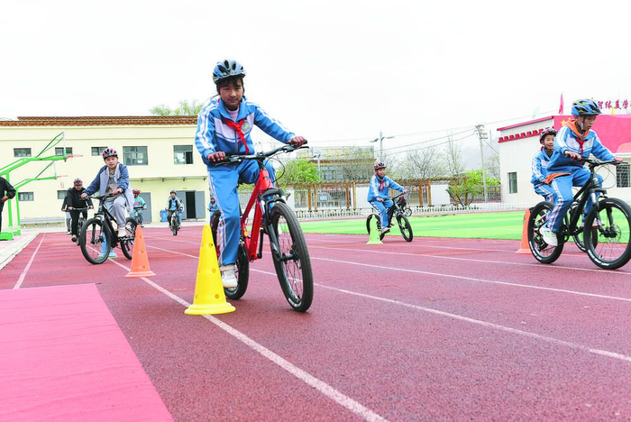 学校硬件设施越来越好，体育运动也越来越丰富。陆广涛 摄