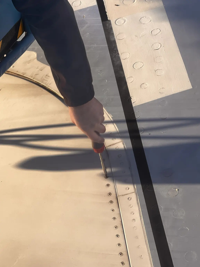 进行维护检查的工程师对机翼实施修补。图自《纽约邮报》