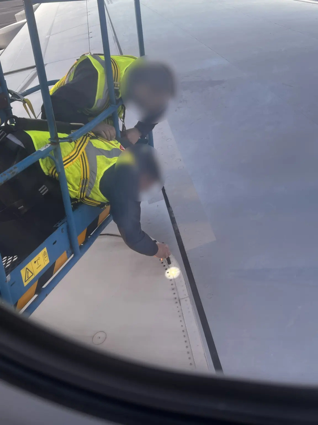 发现问题后，工程师对机翼进行了维护检查。图自《纽约邮报》