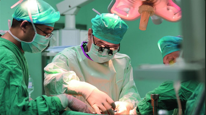 院士为包虫病患者开展手术治疗。黄锦汇 摄