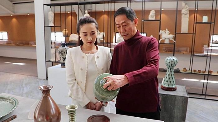 能环宝副总裁韩菲女士与孙若鹏大师探讨耀州瓷作品