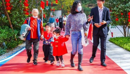 （图为合生·湖山国际交付现场）