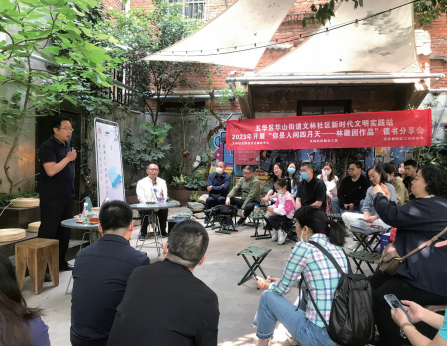 橡皮书屋打造的“漂流书屋”户外公共阅读空间在举办活动