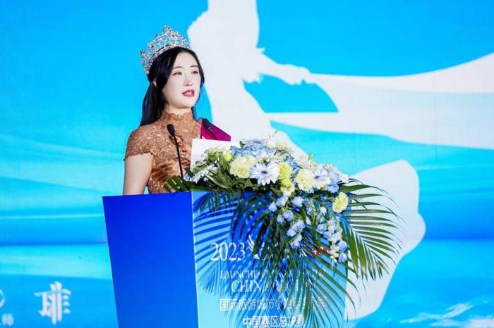 2018年大赛中国区冠军邢逸菲作为代表进行了发言，她分享了自己的成长经历和参赛感受，鼓励年轻女性勇敢追求自己的梦想。