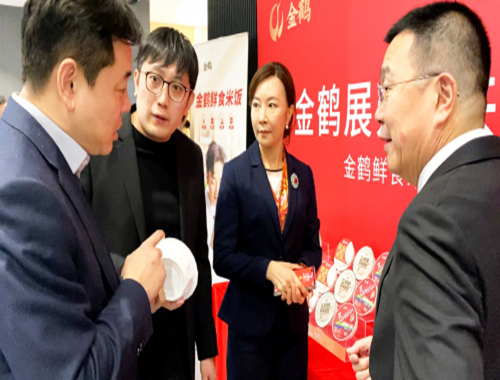 （图注：金鹤玉粟鲜食米饭样品受到行业人士关注 ）