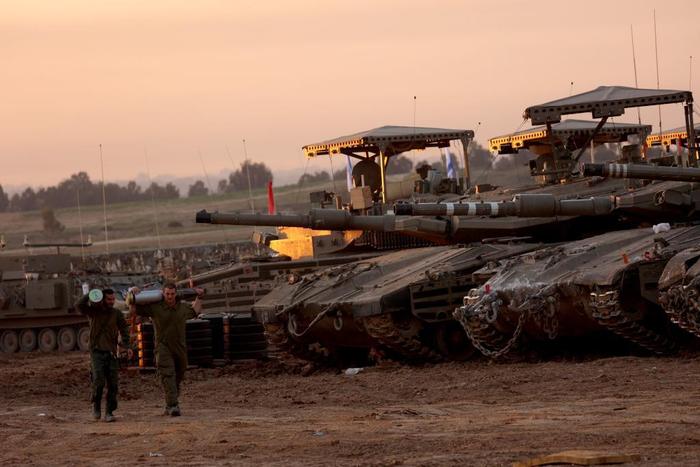 这是1月21日在加沙边境以色列一侧拍摄的的以军部队。新华社发（吉尔·科恩·马根摄）