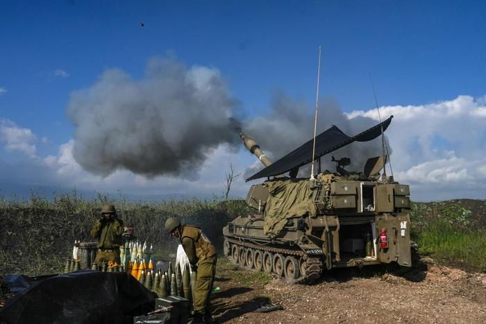1月4日，在以色列北部边境，以军的一门自行榴弹炮向黎巴嫩南部开火。新华社发（阿亚尔·马戈林摄/基尼图片社）