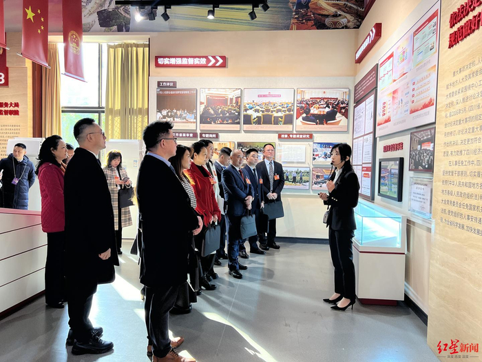 ▲华侨、台胞参观四川省人大历史陈列馆