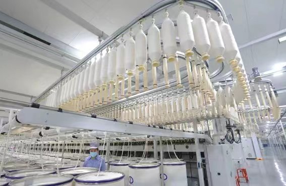 魏桥纺织绿色智能化工厂粗纱自动输送轨道。图片来源：魏桥创业