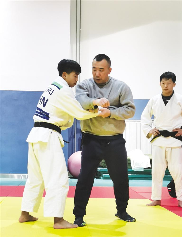 柔道教练包玉海给学生指导动作