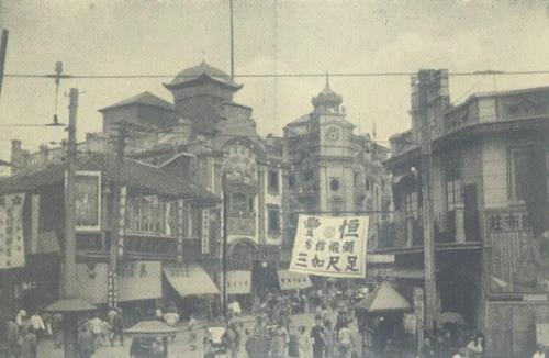    图左为裘天宝银楼，中间转角塔楼建筑为大昌协记绸缎洋货局大楼（童涵春堂旧址）  