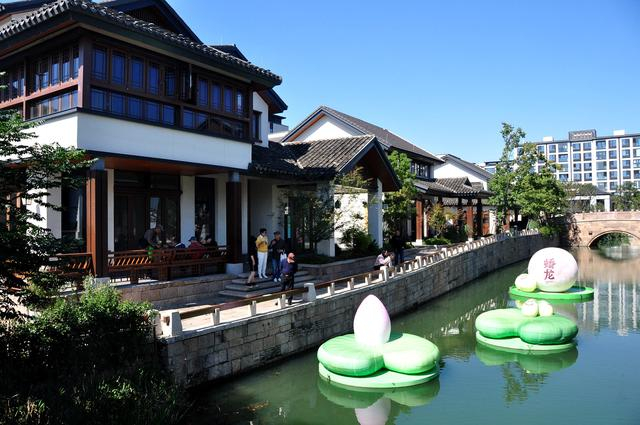 2023年10月21日，上海天气晴好，蟠龙天地游人漫步。视觉中国 图