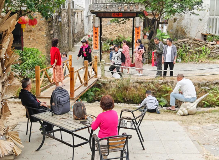 谷寮艺术度假村，游客接踵而来。梁文栋 摄