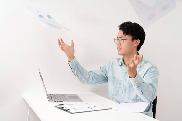 线上办公、网络办公的普及，让不少劳动者没有了上下班的明显区别。图/IC photo