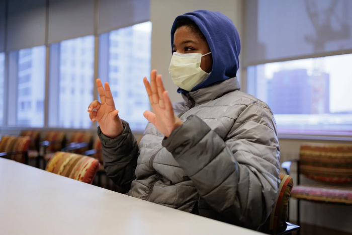 ▲艾萨姆在儿童医院接受采访时向翻译打手势