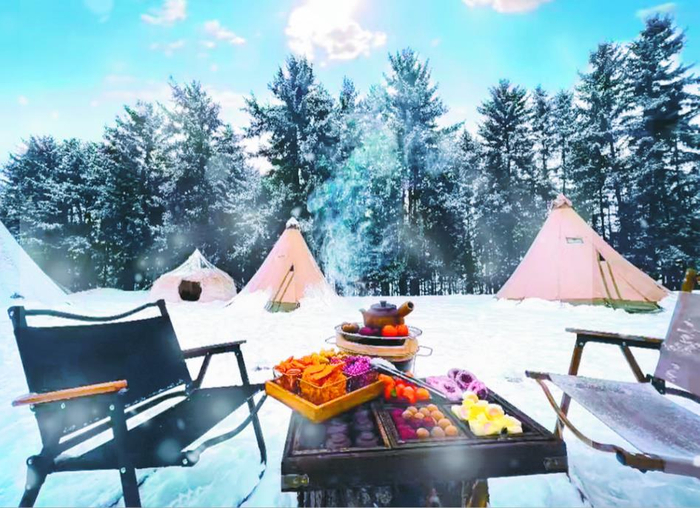 市民在西宁市大通回族土族自治县鹞子沟景区“流浪荒野”营地解锁冬春游的“花式”新玩法。魏雅琪 摄